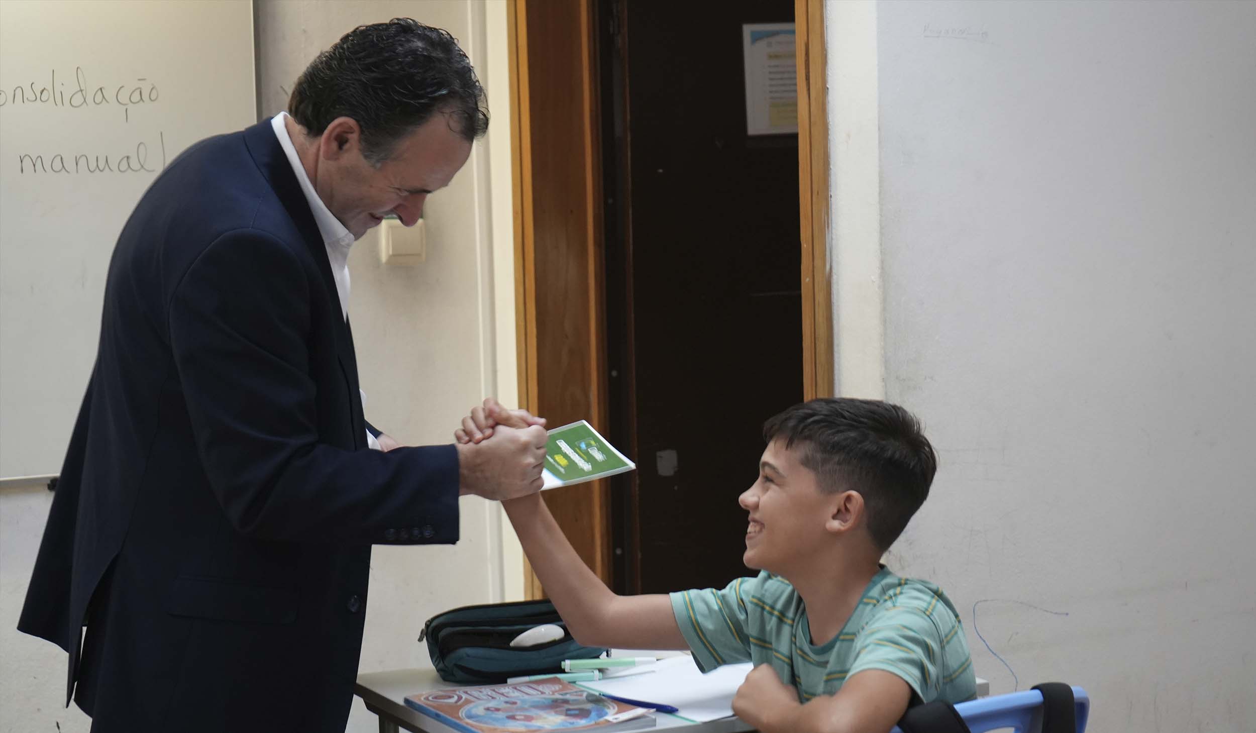 Cheques educação: apoiar as famílias, investir na educação e valorizar o comércio local!
