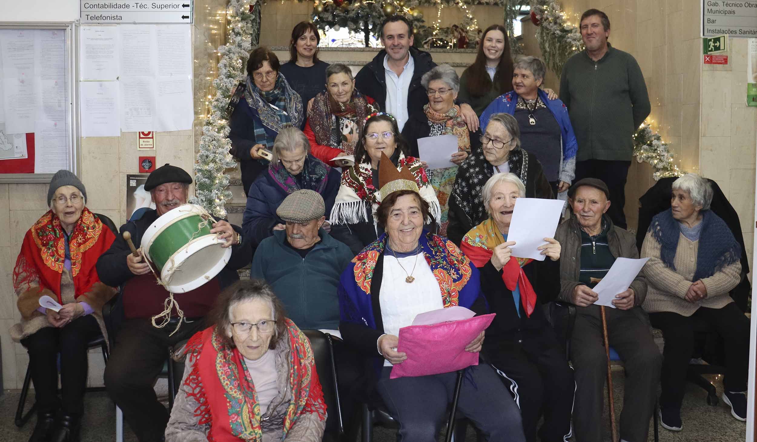 Utentes da Associação de Solidariedade Social de Souselo cantaram as Janeiras na Câmara Municipal